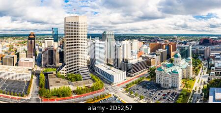 Indiana Statehouse e lo skyline di Indianapolis in un pomeriggio soleggiato. Foto Stock