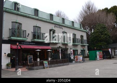 Tokyo, Japan-2/23/16: Un ristorante vuoto (le quattro stagioni) e altri ristoranti/caffè situati nel Parco Ueno. Foto Stock