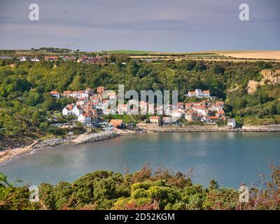 In una giornata di sole alla fine dell'estate, una vista aerea della popolare destinazione turistica di Runswick Bay sulla costa dello Yorkshire del Nord in Inghilterra, Regno Unito Foto Stock