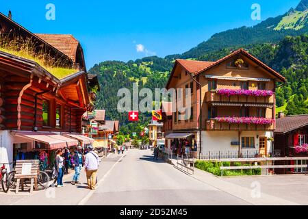 LAUTERBRUNNEN, Svizzera - 14 luglio 2019: tradizionali case locali in Lauterbrunnen villaggio del distretto di Interlaken nel canton Berna di SVIZZ Foto Stock