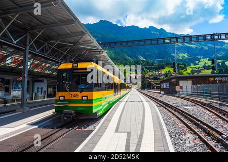 WENGEN, SVIZZERA - 14 LUGLIO 2019: Treno alla stazione ferroviaria di Wengen, nel distretto di Interlaken, nel cantone di Berna, in Svizzera Foto Stock