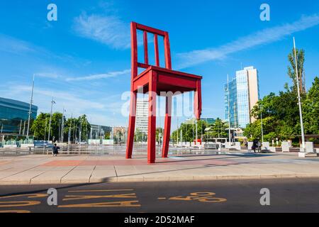 Ginevra, Svizzera - Luglio 20, 2019: sedia rotta o Chaise Cassee è una scultura in legno dall'artista svizzero Daniel Berset e Louis Geneve a Ginevra Foto Stock