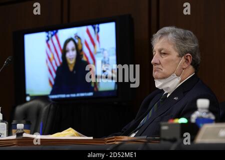 Kamala Harris, D-Calif., candidato democratico vice presidenziale, parla praticamente durante un'audizione di conferma del candidato alla Corte Suprema Amy Coney Barrett davanti al Comitato giudiziario del Senato, lunedì 12 ottobre 2020, su Capitol Hill a Washington, come ascolta il senatore degli Stati Uniti John Neely Kennedy (repubblicano della Louisiana), a destra. Credit: Patrick Semansky/Pool via CNP | utilizzo in tutto il mondo Foto Stock