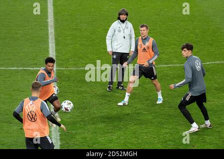 Colonia, Germania. 12 Ott 2020. Calcio: Nazionale, prima della partita della Lega Nazionale Germania - Svizzera. Il coach nazionale tedesco Joachim Löw guarda Serge Gnabry (2° da sinistra), toni Kroos (2° da destra) e Kai Havertz (destra) durante la sessione di allenamento finale del team. Credit: Federico Gambarini/dpa/Alamy Live News Foto Stock