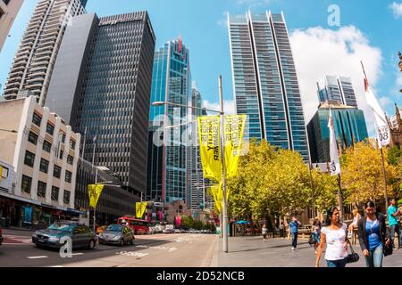 Sydney, Australia - 12 gennaio 2009: Persone che camminano lungo la strada nel centro di Sydney, Australia Foto Stock