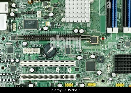 scheda a circuito stampato, componenti elettronici saldati e collegamenti Foto Stock
