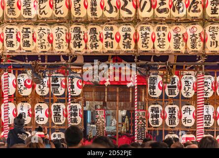 asakusa, giappone - novembre 08 2019: Folla di persone in attesa di fare un desiderio suonando le campane suzu del santuario di Ootori decorate con luminoso handwrit Foto Stock