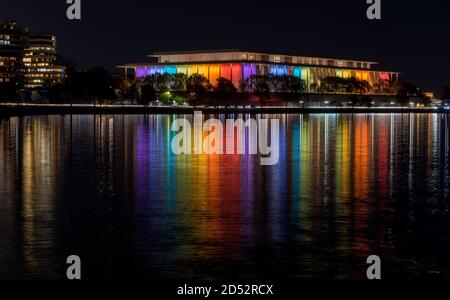 Il Kennedy Center è illuminato una volta all'anno per i Kennedy Center Honors. Foto di Liz Roll Foto Stock