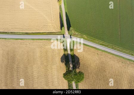 Vista aerea di un incrocio stradale nella campagna toscana Foto Stock