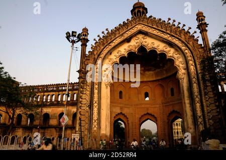 Lo storico Rumi Darwaza, a Lucknow, Uttar Pradesh, India, è un imponente portale costruito sotto il patrocinio di Nawab Asaf-Ud-Daula nel 1784 Foto Stock