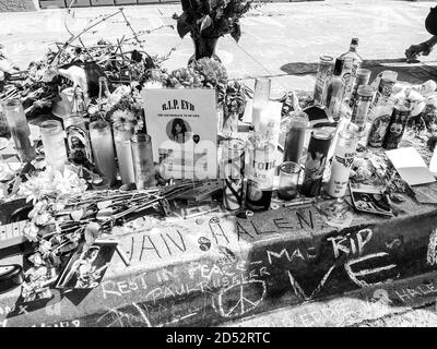 Pasadena, CA. 11 Ott 2020. I fan di Van Halen ricordano il leggendario chitarrista Edward 'Eddie' Van Halen nella sua casa d'infanzia e nei suoi campi di stomping a Pasadena, California. Edward Van Halen è morto il 10/6/20. 11 ottobre 2020. Credit: Kevin Estrada/Media Punch/Alamy Live News Foto Stock