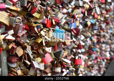 Colonia, Germania, 2020. Chiuse d'amore sul ponte Hohenzollern che attraversa il fiume Reno Hohenzollernbrücke Foto Stock