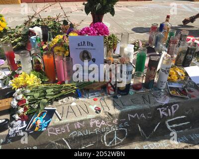 Pasadena, CA. 11 Ott 2020. I fan di Van Halen ricordano il leggendario chitarrista Edward 'Eddie' Van Halen nella sua casa d'infanzia e nei suoi campi di stomping a Pasadena, California. Edward Van Halen è morto il 10/6/20. 11 ottobre 2020. Credit: Kevin Estrada/Media Punch/Alamy Live News Foto Stock