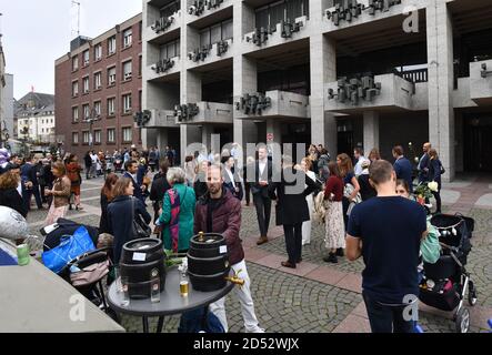 Colonia, Germania, 2020. Più feste di matrimonio fuori dal municipio per celebrare matrimoni civili Foto Stock