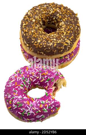ciambella al cioccolato e alle bacche, ciambella di noce su fondo bianco, ciambella rosa e marrone, ciambella di fragola e lampone Foto Stock
