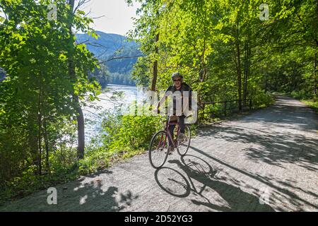 Ohiopyle, Pennsylvania - un ciclista sul sentiero Great Allegheny Passage nel Parco Statale di Ohiopyle. Il sentiero corre su vecchi corridoi ferroviari tra Foto Stock