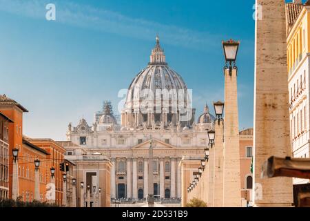 Roma, Italia. Piazza San Pietro con la Basilica Papale di San Pietro in Vaticano Foto Stock