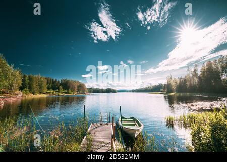 Vecchia barca da pesca in legno ormeggiata vicino al molo nel lago estivo o fiume. Bella estate Sunny Day o sera. Natura svedese. Arjang SV, Tocksfors, Svezia Foto Stock