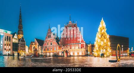 Riga, Lettonia. Panorama di Piazza Municipio, un luogo popolare con famosi punti di riferimento su di esso in illuminazione notturna in inverno al crepuscolo. Inverno Anno Nuovo Foto Stock