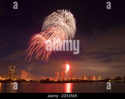 Fuochi d'artificio in Yuzhnoye Butovo District (Butovo meridionale). Mosca. La Russia. Foto Stock