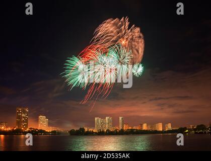 Fuochi d'artificio in Yuzhnoye Butovo District (Butovo meridionale). Mosca. La Russia. Foto Stock