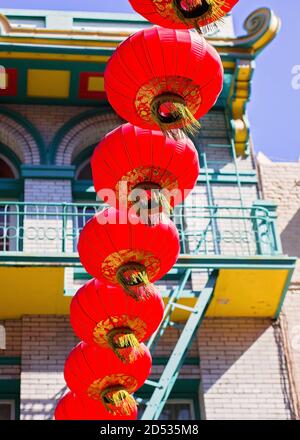 Red e Gold Lanterne si aggirano su una strada a Chinatown, San Francisco, California, Stati Uniti Foto Stock