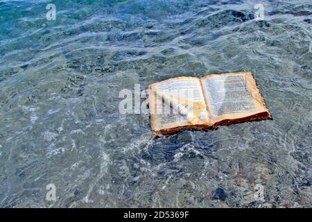libro aperto galleggiando sull'acqua Foto Stock