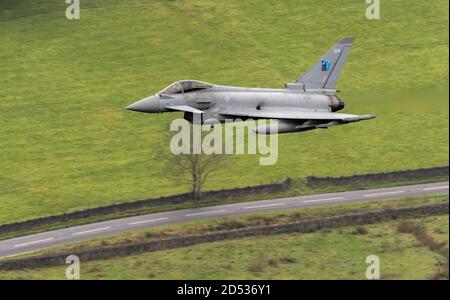RAF Typhoon ZK324 di RAF Lossiemouth in volo avove di basso livello Thirlmere nel Lake District Foto Stock
