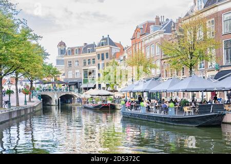 Vista pittoresca sulle case dei canali e le barche sul fiume 'Nieuwe Rijn' nel centro storico della città di Leiden, Olanda. Foto Stock