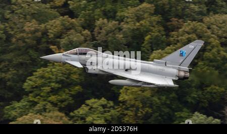 RAF Typhoon ZK324 di RAF Lossiemouth in volo avove di basso livello Thirlmere nel Lake District Foto Stock