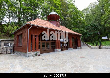 KRYNICA ZDROJ, POLONIA - 28 AGOSTO 2020. Vecchia pompa-camera di legno Jozef nel centro storico della città di Krynica Zdroj, Polonia Foto Stock