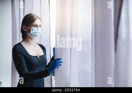 Annoiato donna in quarantena corona o sotto coprifuoco Foto Stock