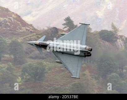 RAF Typhoon ZK324 di RAF Lossiemouth in volo avove di basso livello Thirlmere nel Lake District Foto Stock