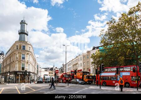 Vista lungo Gray's Inn Road da King's Cross, l'insolito edificio Lighthouse sulla sinistra, Londra, Regno Unito Foto Stock