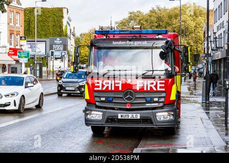 Un motore antincendio a Londra Fire Brigade che partecipa a una scena su Islington High Street all'Angel, Londra, Regno Unito Foto Stock