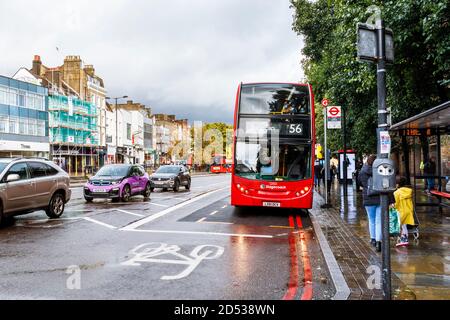 Islington High Street all'Angel in un giorno feriale di ottobre, Londra, Regno Unito Foto Stock