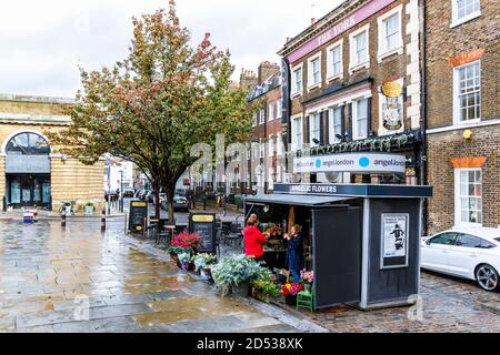 'Angelic Flowers', un venditore di fiori su Islington High Street all'Angel, in un giorno feriale di ottobre piovoso, Londra, Regno Unito Foto Stock