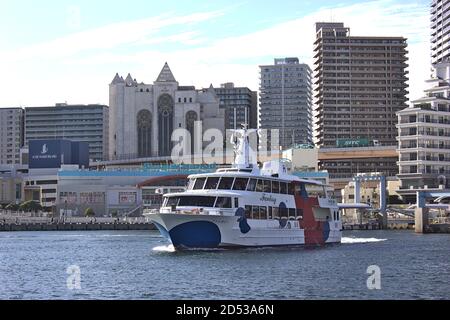 Barca con partenza dal porto di Kobe Foto Stock