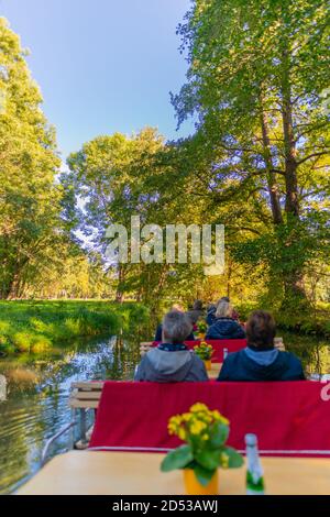 Tour in barca sui canali e sulle insenature attraverso la Spreewald o la Foresta Sprea, la comunità di Burg, il Brandeburgo, la Germania orientale, l'Europa Foto Stock