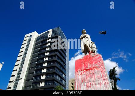 12 ottobre 2020, El Prado, la Paz, Bolivia. Monumento a Cristoforo Colombo vandalizzato con vernice rossa in protesta contro il trattamento delle popolazioni indigene da parte dei colonizzatori europei. Oggi il 12 ottobre si celebra il Columbus Day, festa nazionale in molti paesi delle Americhe che celebra l'anniversario dell'arrivo di Cristoforo Colombo nelle Americhe il 12 ottobre 1492. La data è diventata sempre più controversa; molti paesi hanno attenuato le celebrazioni o le hanno bloccate e gli attacchi ai monumenti a Colombo da parte di attivisti sono diventati sempre più comuni. Foto Stock