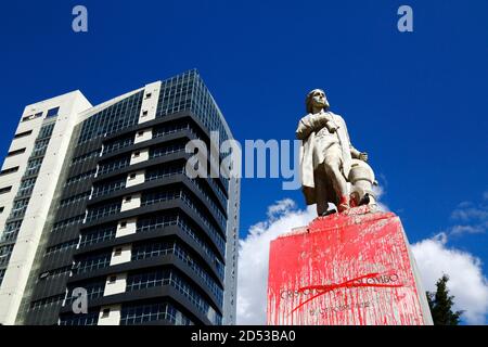 12 ottobre 2020, El Prado, la Paz, Bolivia. Monumento a Cristoforo Colombo vandalizzato con vernice rossa in protesta contro il trattamento delle popolazioni indigene da parte dei colonizzatori europei. Oggi il 12 ottobre si celebra il Columbus Day, festa nazionale in molti paesi delle Americhe che celebra l'anniversario dell'arrivo di Cristoforo Colombo nelle Americhe il 12 ottobre 1492. La data è diventata sempre più controversa; molti paesi hanno attenuato le celebrazioni o le hanno bloccate e gli attacchi ai monumenti a Colombo da parte di attivisti sono diventati sempre più comuni. Foto Stock