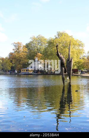 Colori autunnali intorno al West Boating Lake e al Pavilion Cafe, a Hackney, a est di Londra, Regno Unito Foto Stock