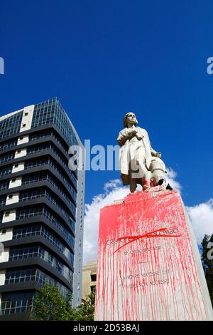 12 ottobre 2020, El Prado, la Paz, Bolivia. Monumento a Cristoforo Colombo vandalizzato con vernice rossa in protesta contro il trattamento delle popolazioni indigene da parte dei colonizzatori europei. Oggi il 12 ottobre si celebra il Columbus Day, festa nazionale in molti paesi delle Americhe che celebra l'anniversario dell'arrivo di Cristoforo Colombo nelle Americhe il 12 ottobre 1492. La data è diventata sempre più controversa; molti paesi hanno attenuato le celebrazioni o le hanno bloccate e gli attacchi ai monumenti a Colombo da parte di attivisti sono diventati sempre più comuni. Foto Stock