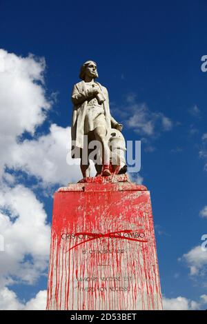 12 ottobre 2020, El Prado, la Paz, Bolivia. Monumento a Cristoforo Colombo vandalizzato con vernice rossa in protesta contro il trattamento delle popolazioni indigene da parte dei colonizzatori europei. Oggi il 12 ottobre si celebra il Columbus Day, festa nazionale in molti paesi delle Americhe che celebra l'anniversario dell'arrivo di Cristoforo Colombo nelle Americhe il 12 ottobre 1492. La data è diventata sempre più controversa; molti paesi hanno attenuato le celebrazioni o le hanno bloccate e gli attacchi ai monumenti a Colombo da parte di attivisti sono diventati sempre più comuni. Foto Stock