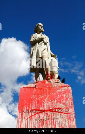 12 ottobre 2020, El Prado, la Paz, Bolivia. Monumento a Cristoforo Colombo vandalizzato con vernice rossa in protesta contro il trattamento delle popolazioni indigene da parte dei colonizzatori europei. Oggi il 12 ottobre si celebra il Columbus Day, festa nazionale in molti paesi delle Americhe che celebra l'anniversario dell'arrivo di Cristoforo Colombo nelle Americhe il 12 ottobre 1492. La data è diventata sempre più controversa; molti paesi hanno attenuato le celebrazioni o le hanno bloccate e gli attacchi ai monumenti a Colombo da parte di attivisti sono diventati sempre più comuni. Foto Stock