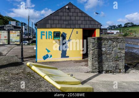 Antry, il gabinetto pubblico gent a Bantry, contea di Cork, Irlanda con il segno in lingua irlandese. Foto Stock