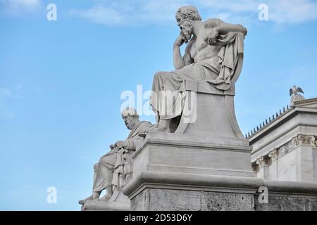 Statua di Platone e socrate all'Accademia di Atene Grecia Foto Stock