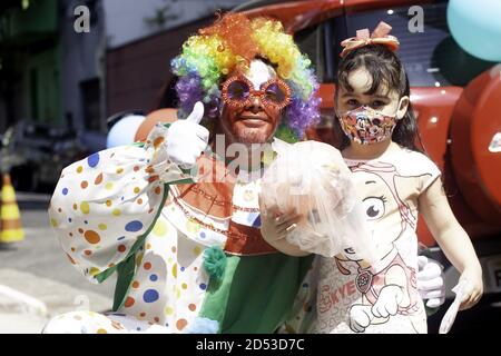 San Paolo, Brasile. 12 Ott 2020. Clown visita i bambini. A causa del Coronavirus pandemic covid-19 la tredicesima Festa dei Bambini che si tiene in Piazza Perola Byington a Bela Vista. E' anche il giorno che commemora la festa della Madonna di Aparecida. Credit: LECO Viana/TheNEWS2/ZUMA Wire/Alamy Live News Foto Stock