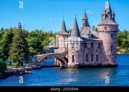 Un frammento di una grande isola con un castello costruito di pietre con un ponte che collega il castello con il isola Foto Stock