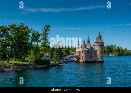 Un frammento di una grande isola con un castello costruito di pietre con un ponte che collega il castello con il isola Foto Stock